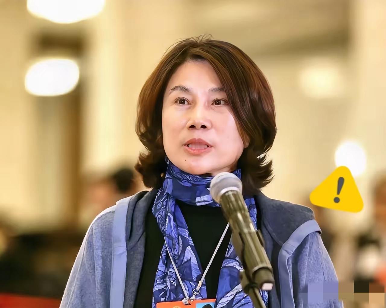 看了国安部新发的案例，真的后背直冒凉气！西装纽扣藏着微型摄像头，行李箱拉杆里嵌着