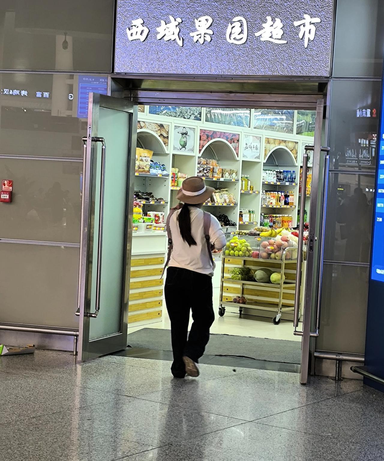 乌鲁木齐高铁站是一个神奇的地方，二姑的哈萨克斯坦客户第一次来新疆在高铁站和二姑玩