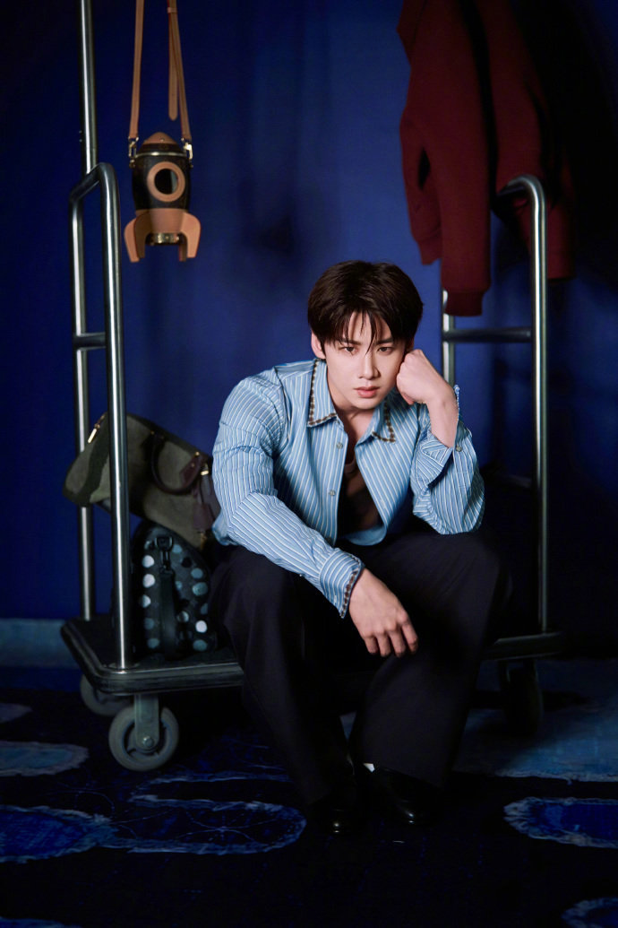 白敬亭想给微博之夜红毯施点魔法内娱活人白敬亭在线求魔法，星光毯这排面必须拉满?