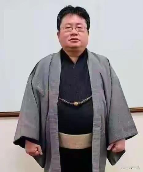 荆涛，曾经的中国人，后成为日本人。荆涛，1972年在中国天津出生，从小就接受中