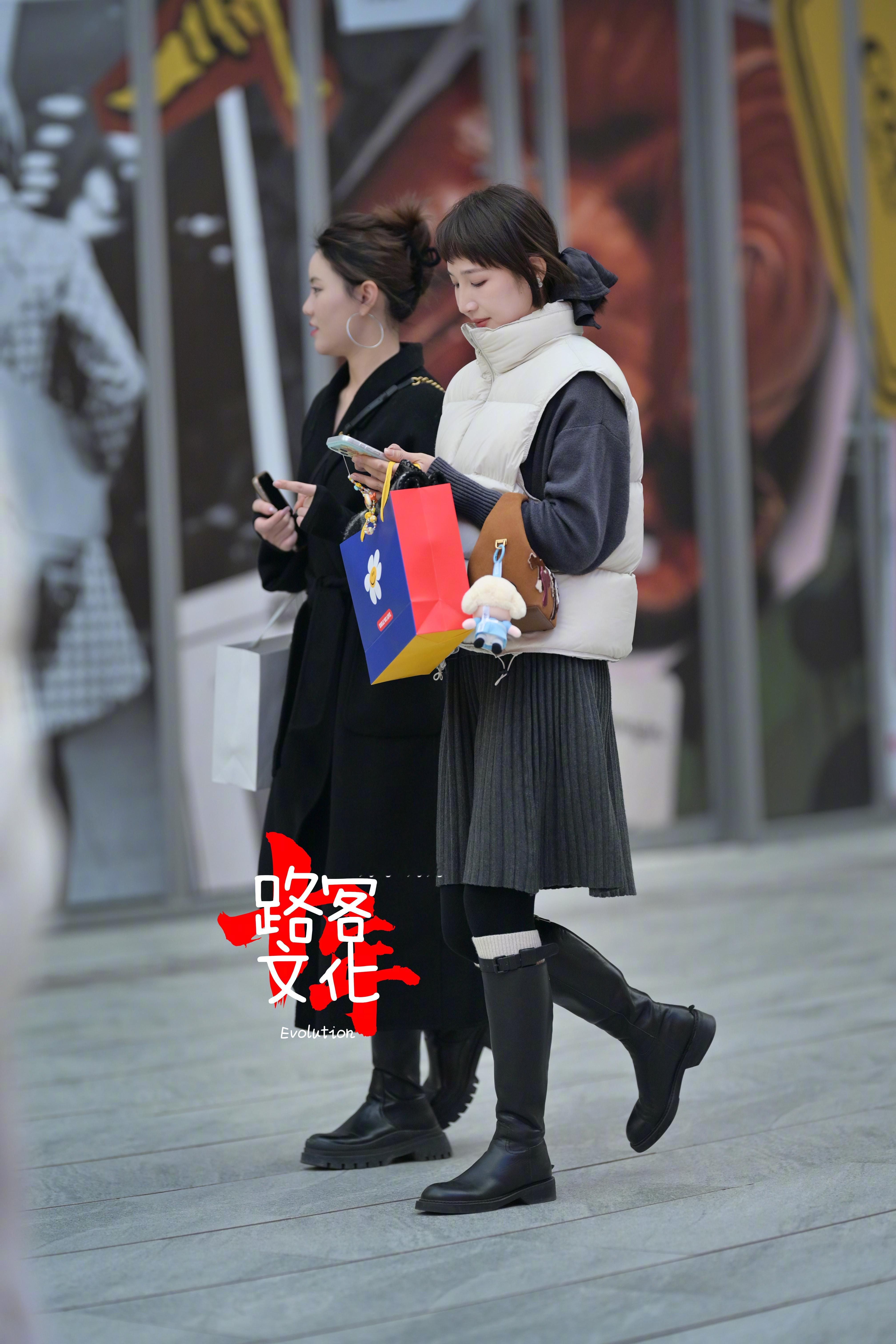 哈哈哈真的是都在玩手机的一天凑在一起了