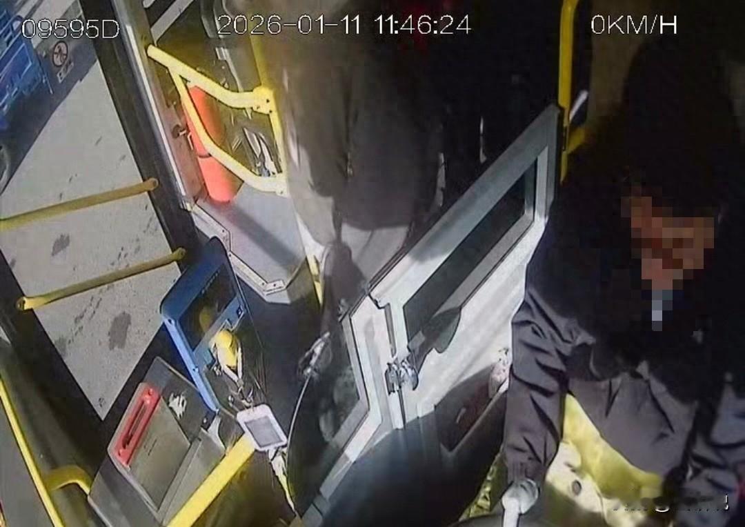 吵翻天！甘肃会宁，一位16岁男生乘坐公交车，眼看车子要到站，男生询问司机能不能从