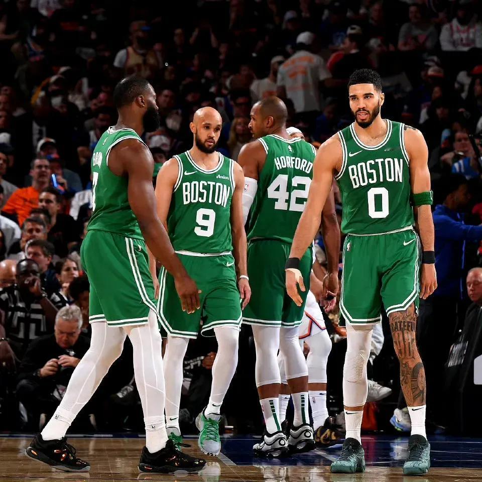 塔图姆有点尴尬为球队拼伤了身体，用了大半个赛季养伤，好不容易就要回归了，发现自