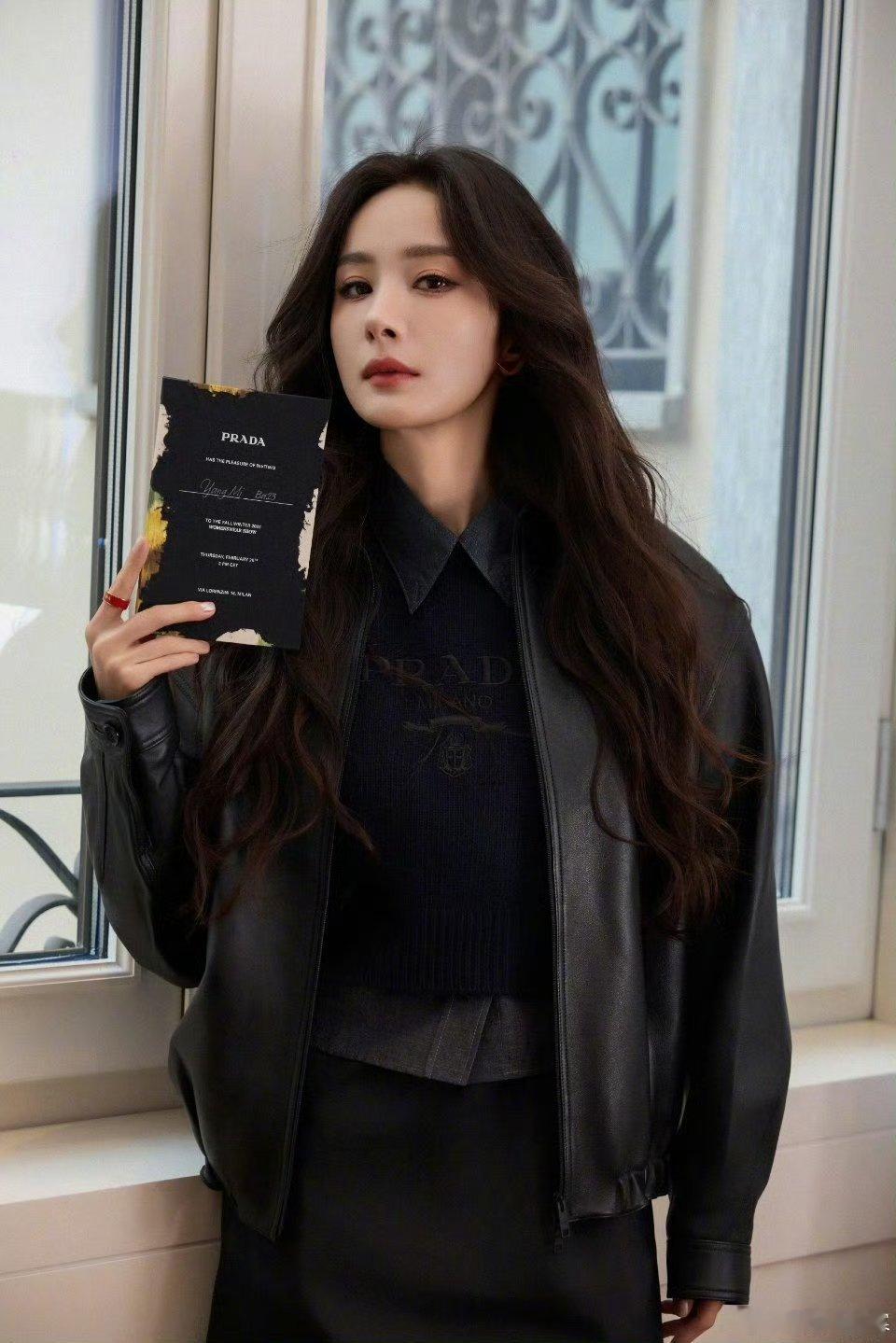 幂力来袭!杨幂着allblack造型亮相米兰Prada秀场，瞬间化身时尚女王👑