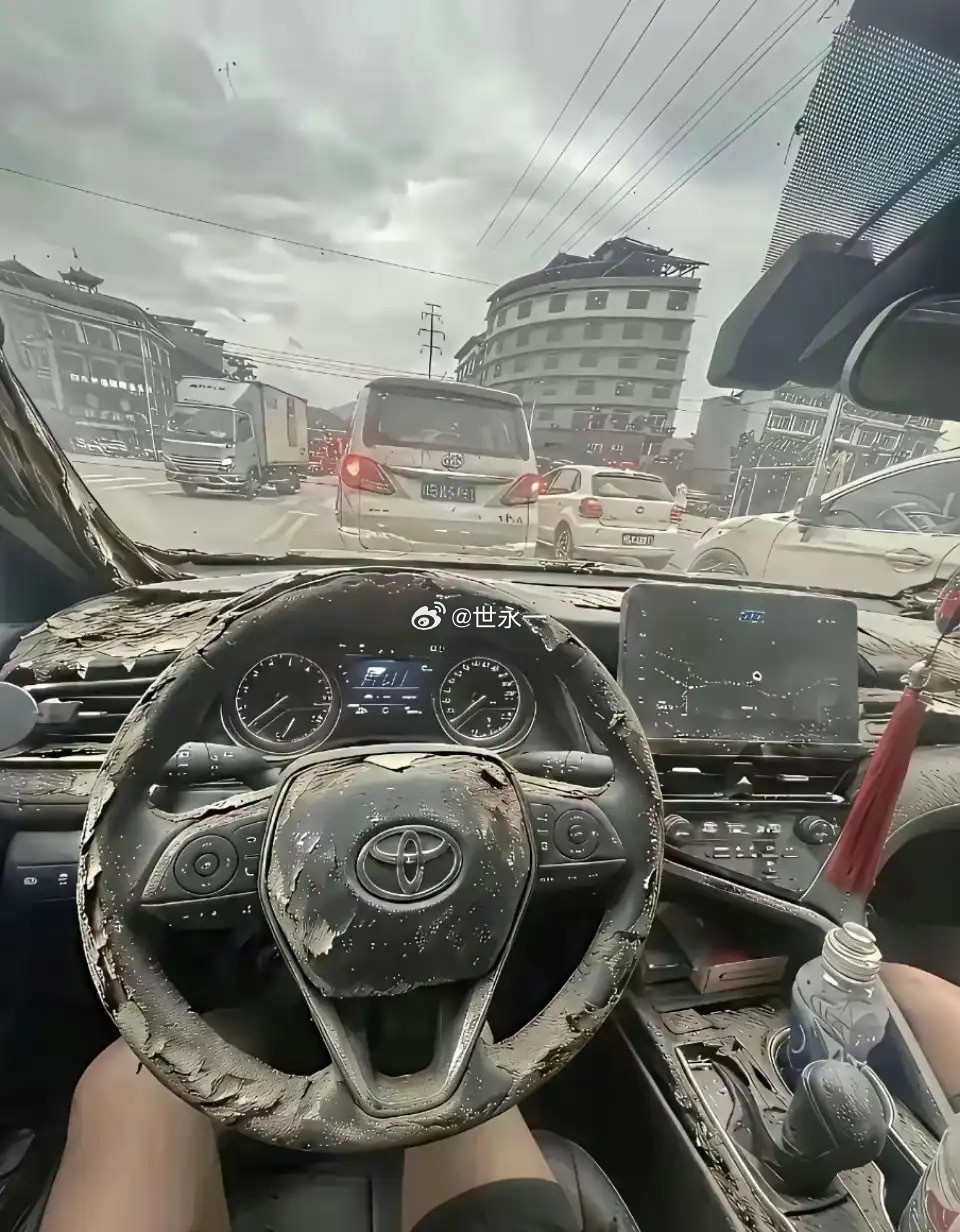 巴黎世家，俺是接受不了，所以穷