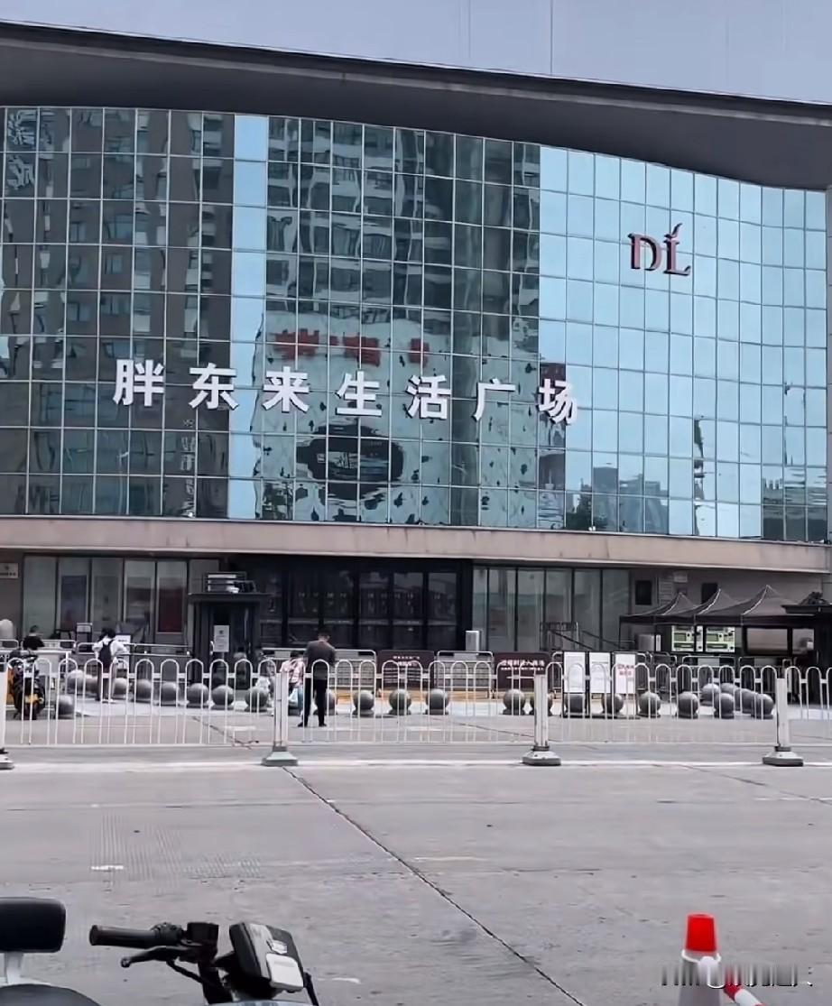 胖东来又上热搜了，这回不是因为发钱也不是因为服务，而是因为闭店一天，整条街的摊贩