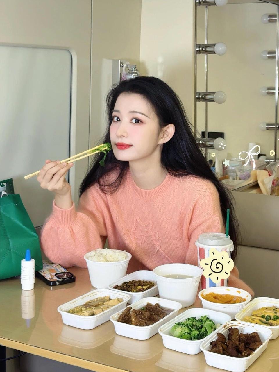 王楚然喜欢吃小碗菜，这样就可以多吃几样菜品了，还不容易浪费掉，嘻嘻！这是20