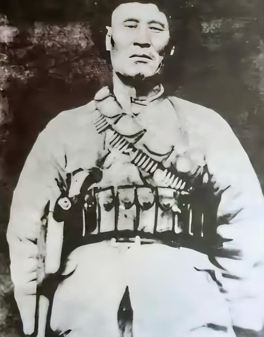 1949年12月，解放军一军二师骑兵营进山追剿溃散马家军。司号员杨忠孝扛着汉阳造