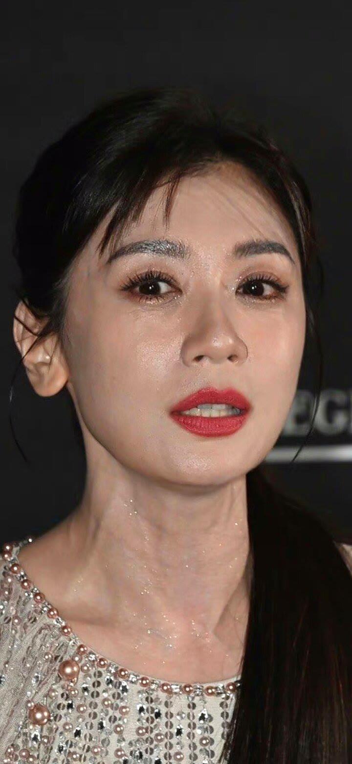 51岁，长这样。你信吗？前两天刷到贾静雯的近照我愣了三秒这状态说是31岁