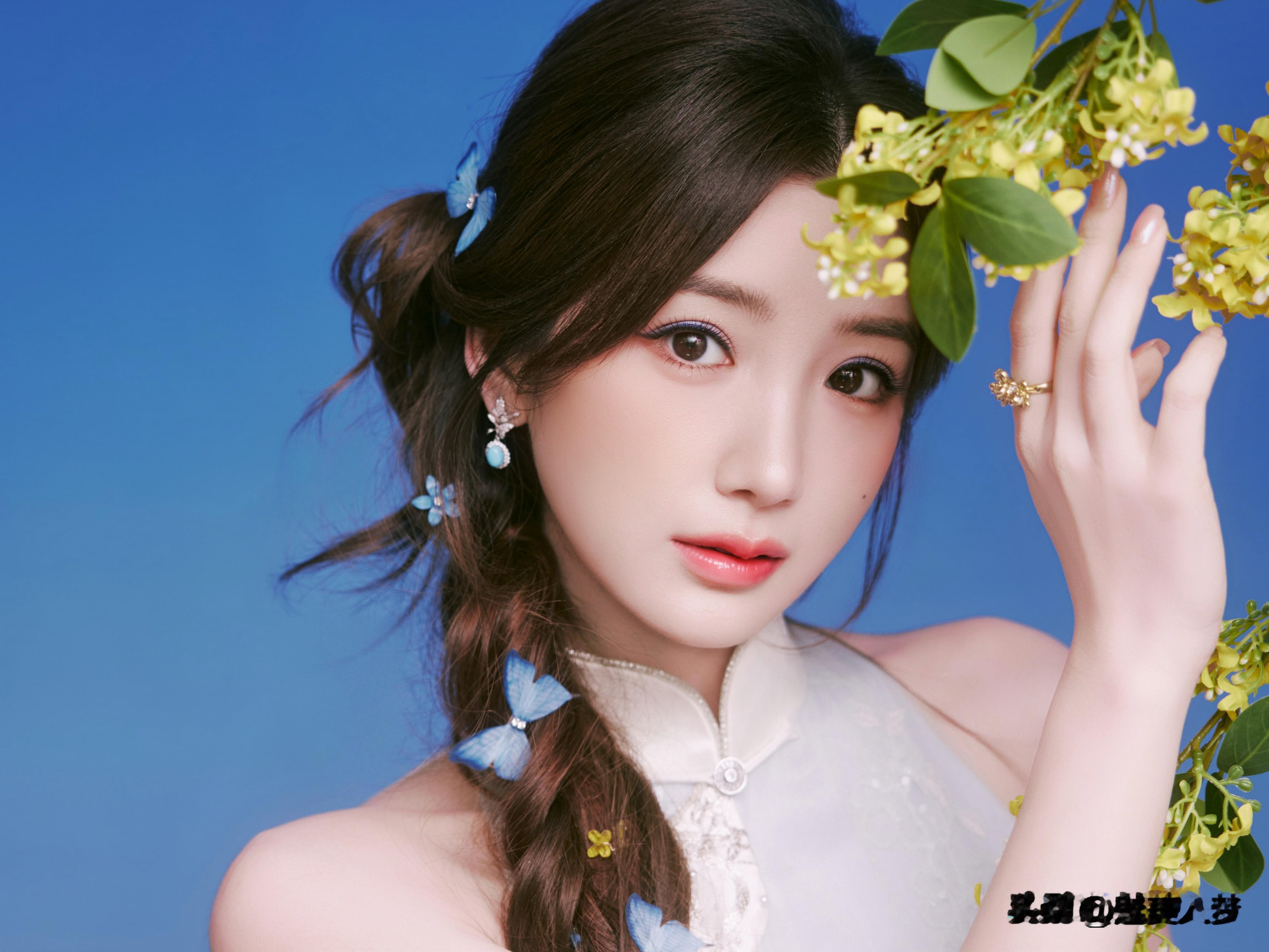 毛晓彤白色改良旗袍，展露修长手臂很耐看毛晓彤美女好身材性感女神毛晓彤花神妆毛晓彤换上这件白色改良旗袍