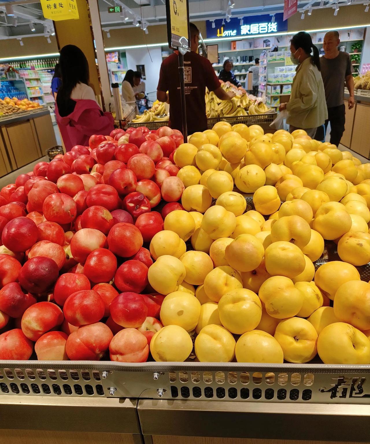 每天逛超市，今天又来了新开的一家大型超市，里面品种齐全，啥都有，转了一圈被这堆桃