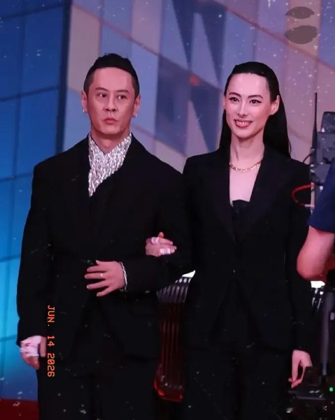 今晚心里最不是滋味的，大概就是李泽楷了。梁洛施直接带着男友马浴柯亮相公开活动，