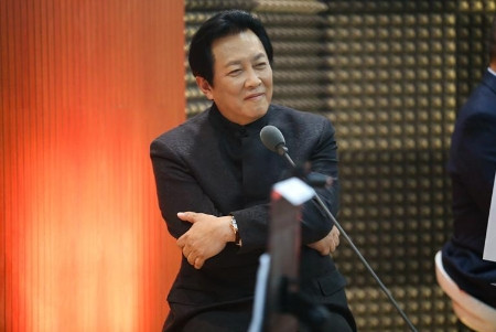 2004年，唐国强因为片酬低，婉拒出演《亮剑》中“李云龙”一角，于是剧组就找到李