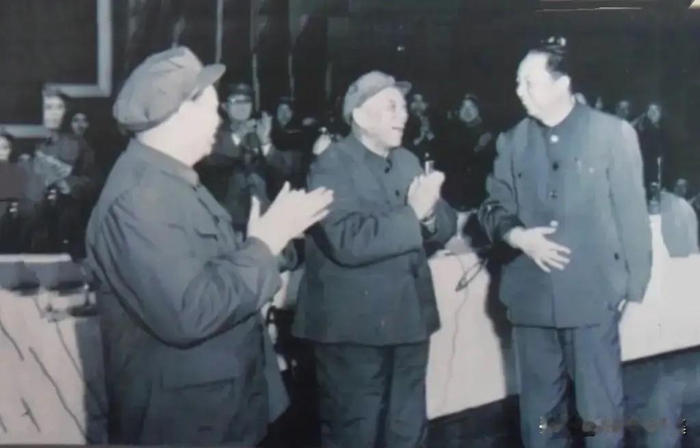 1977年4月26日，华国锋（前排右一）、汪东兴（前排左一）唐山出席抗震救灾英模