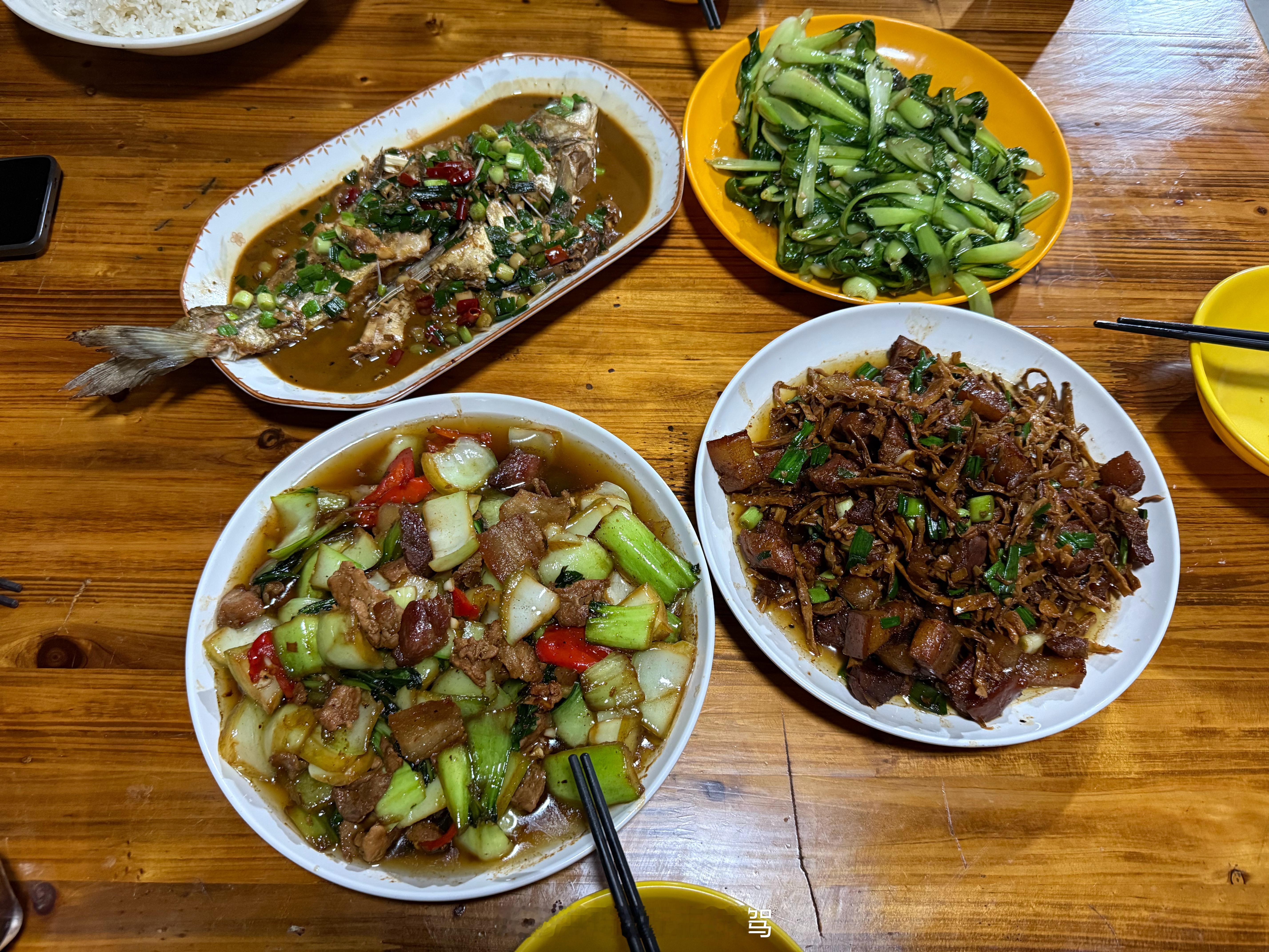 干饭，江西菜主打个看菜点菜没预制，缺点就是油大庐山·沙湖山