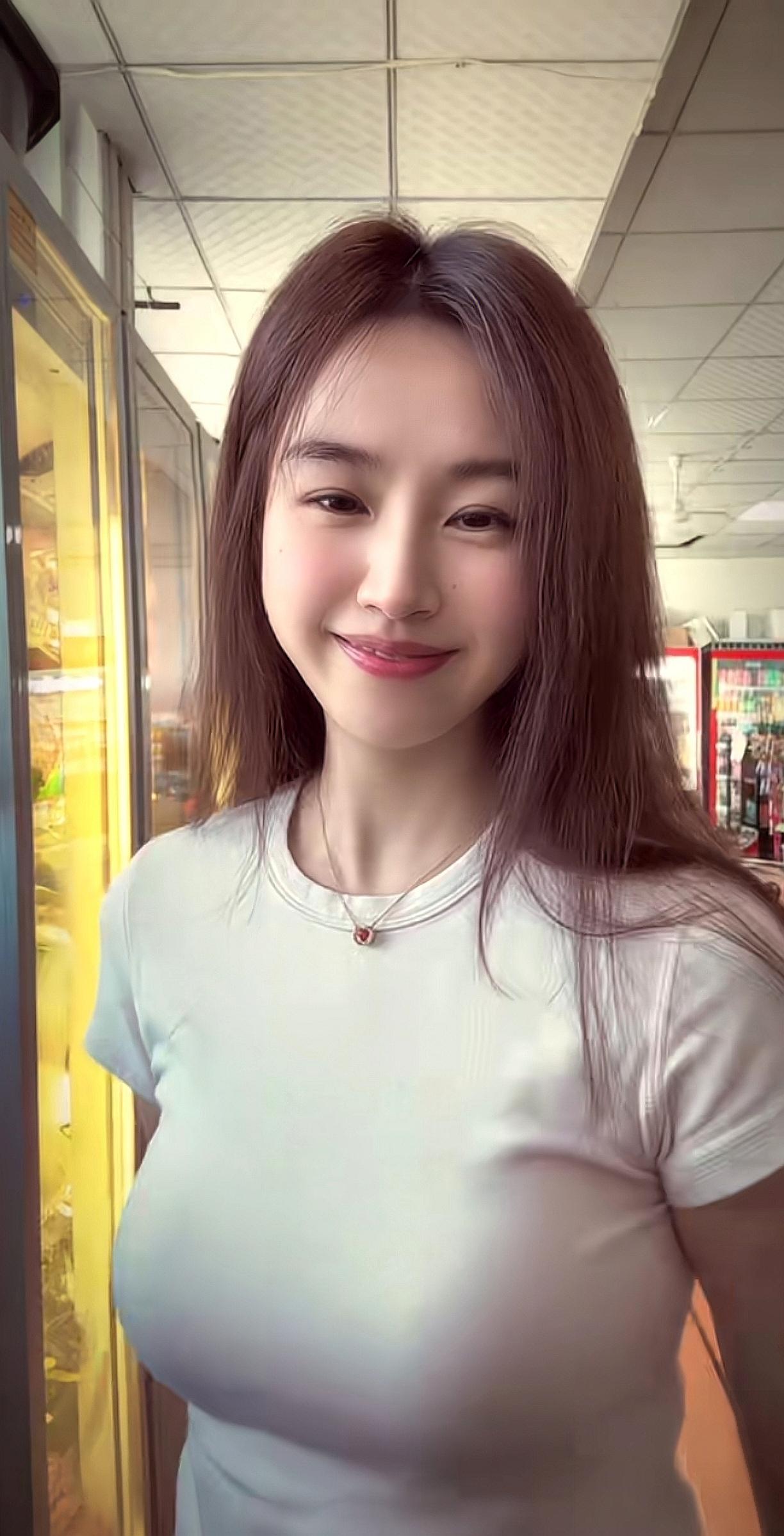 女孩笑容甜美，长得也甜美。