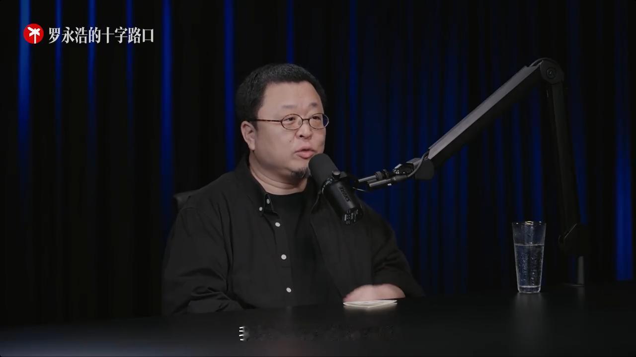 雷军到底有多拼？罗永浩在自己的新节目里提到，有次和雷军聊产品，从晚上9点开始