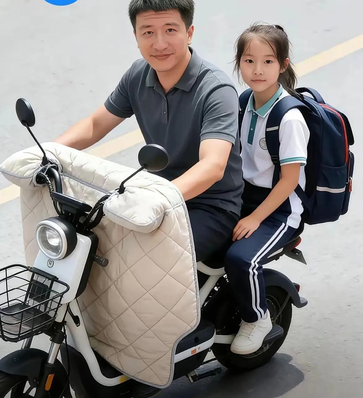 这就是张雪峰在苏州的日常一个父亲和一个女儿普通的父送女上学镜头他用两轮车托