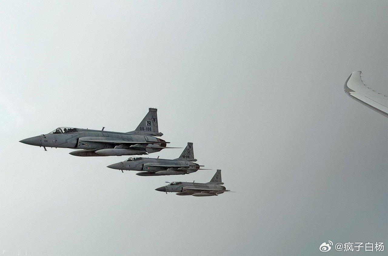 乌兹别克斯坦总统沙夫卡特·米尔济约耶夫访问巴基斯坦期间,其专机在进入巴基斯坦领空