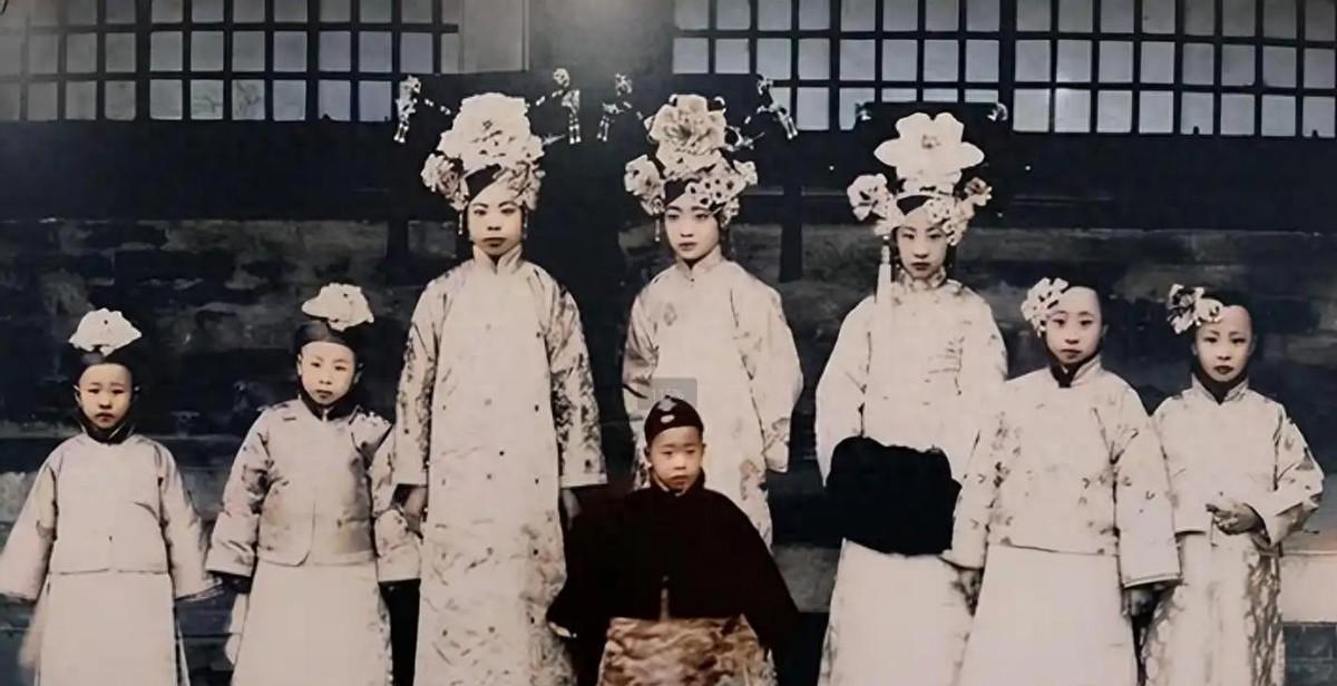 清宫老照片揭秘真实皇族贵妇，溥仪生母性格刚烈，王爷侧福晋竟貌美如花令人惊叹！1