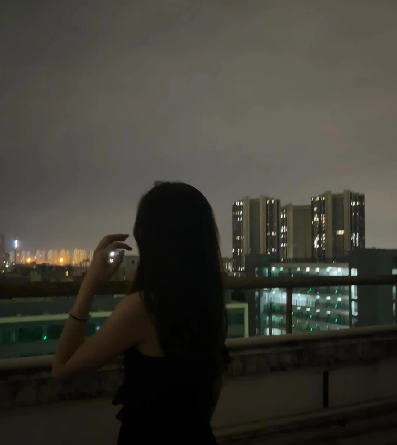 远嫁女子晚上被老公赶出家门，走在大街上，手里拿着行李，坐在公园的长椅上，