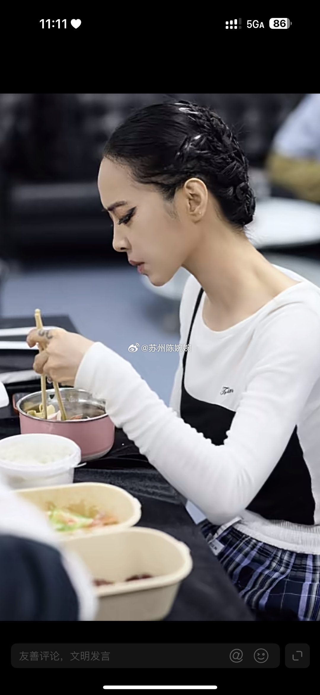 不得不承认，蔡依林这样的人，想不成功都难。自己不是左撇子，但是每次吃饭她都故意用