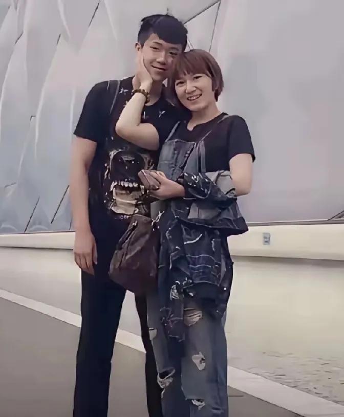 王楚钦与神秘美女同框，球迷好奇求解刷到王楚钦和一位美女姐姐的合影，瞬间激起球迷