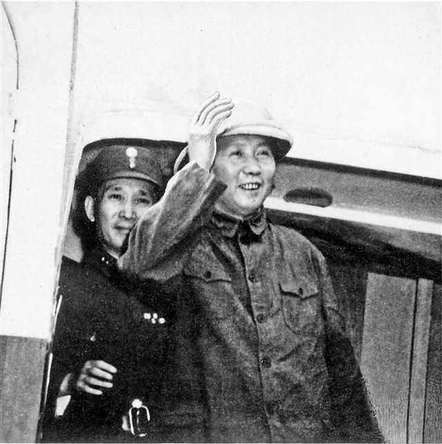 黄克诚回忆说，我们刚到陕北时，国民党曾悬赏，谁要能活捉毛泽东，就奖给10万大洋！