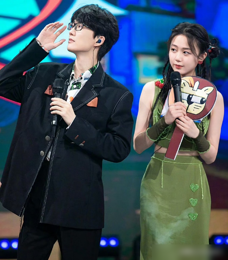 许嵩结婚，全网都在翻他早年说过的一句话。他说，喜欢应该是互为粉丝。当时没多少人当真，直到冯禧出现。2