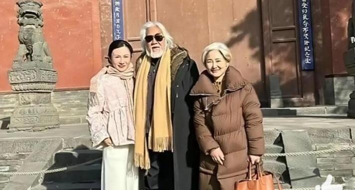 74岁老爷子带着媳妇和丈母娘逛古寺，这画面你品品，是不是比电视剧还离谱？杜星霖