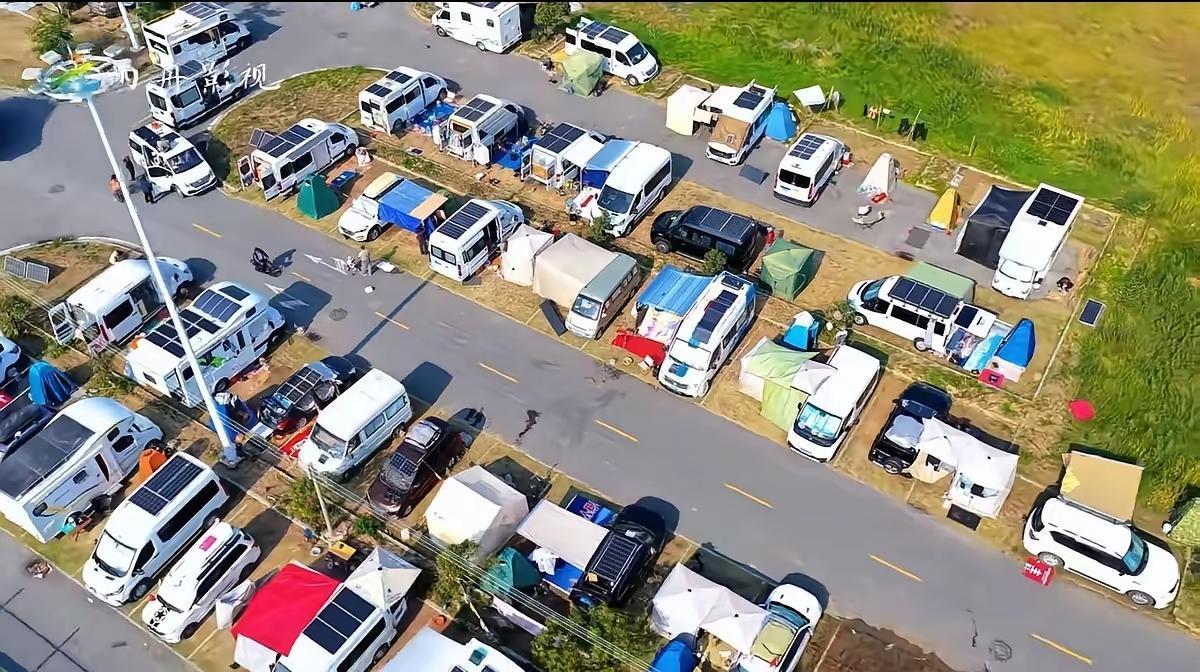 又来了，南方沿海城市的免费停车场，一到冬天就成了“候鸟车主”的免费营地。你看