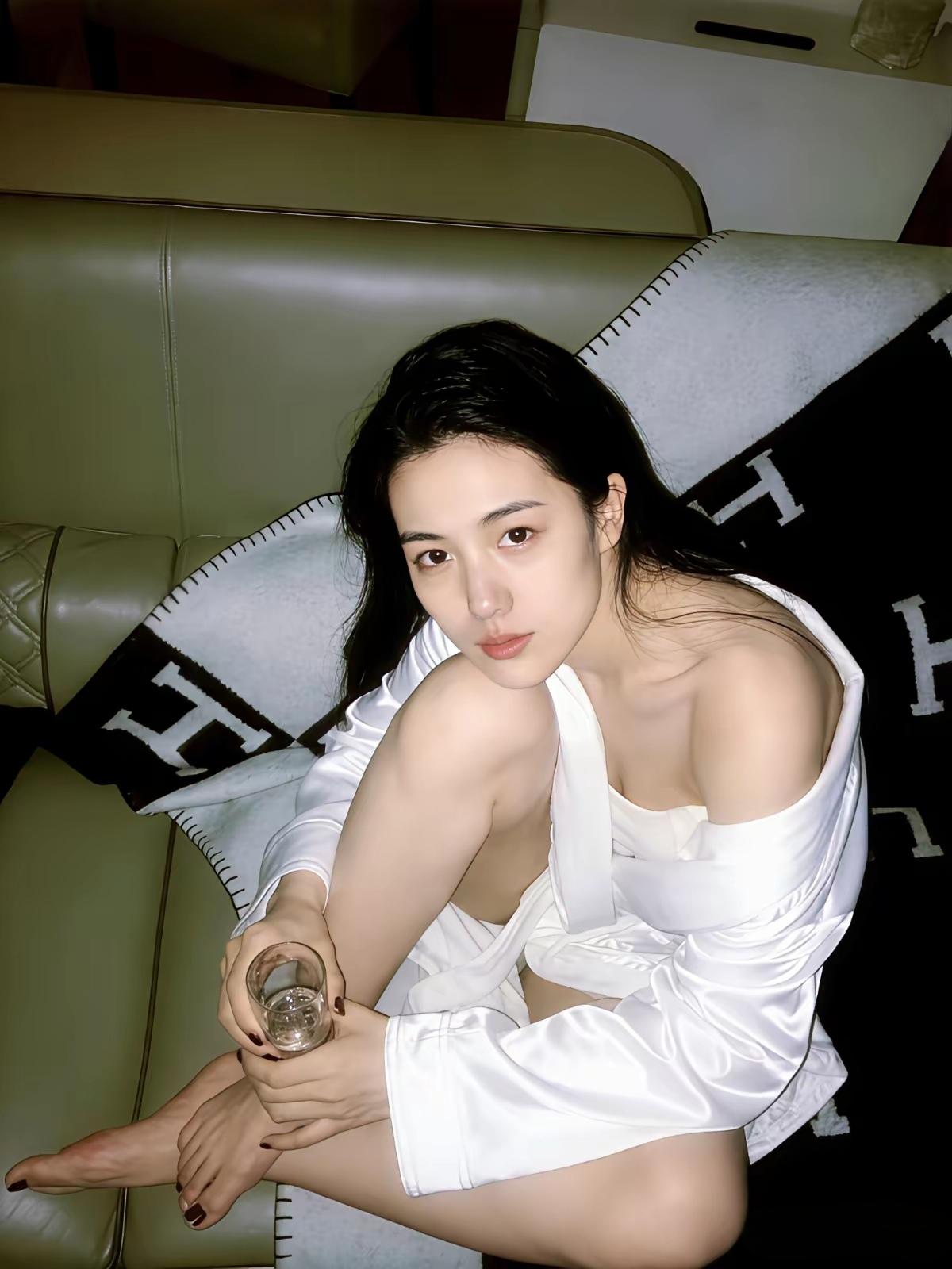 酒盏邀明月，佳人共清辉。