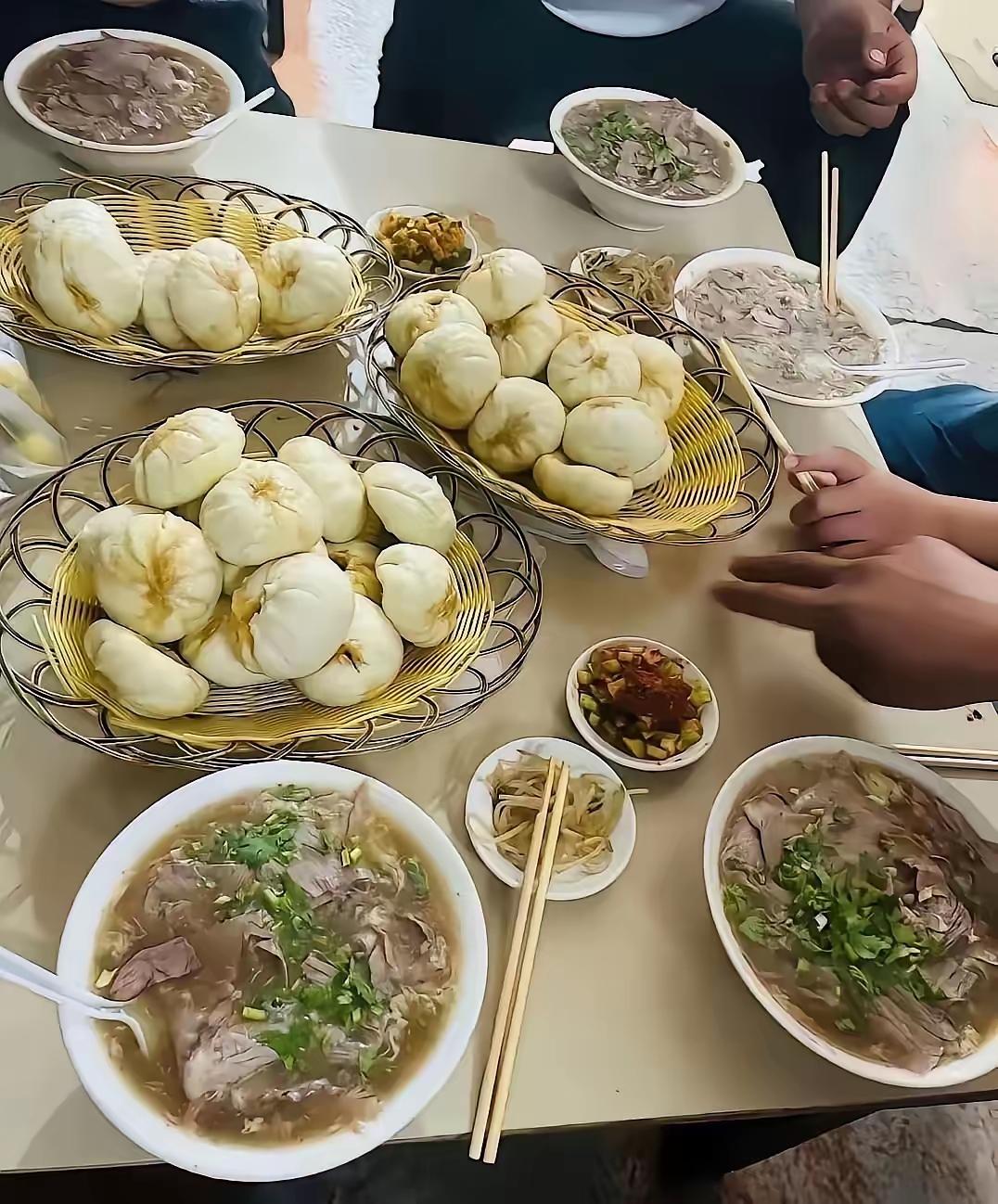 肉包子+肉汤，大清早吃这么多肉，不知道这是哪里的硬核早餐，我感觉一般人应该吃不下