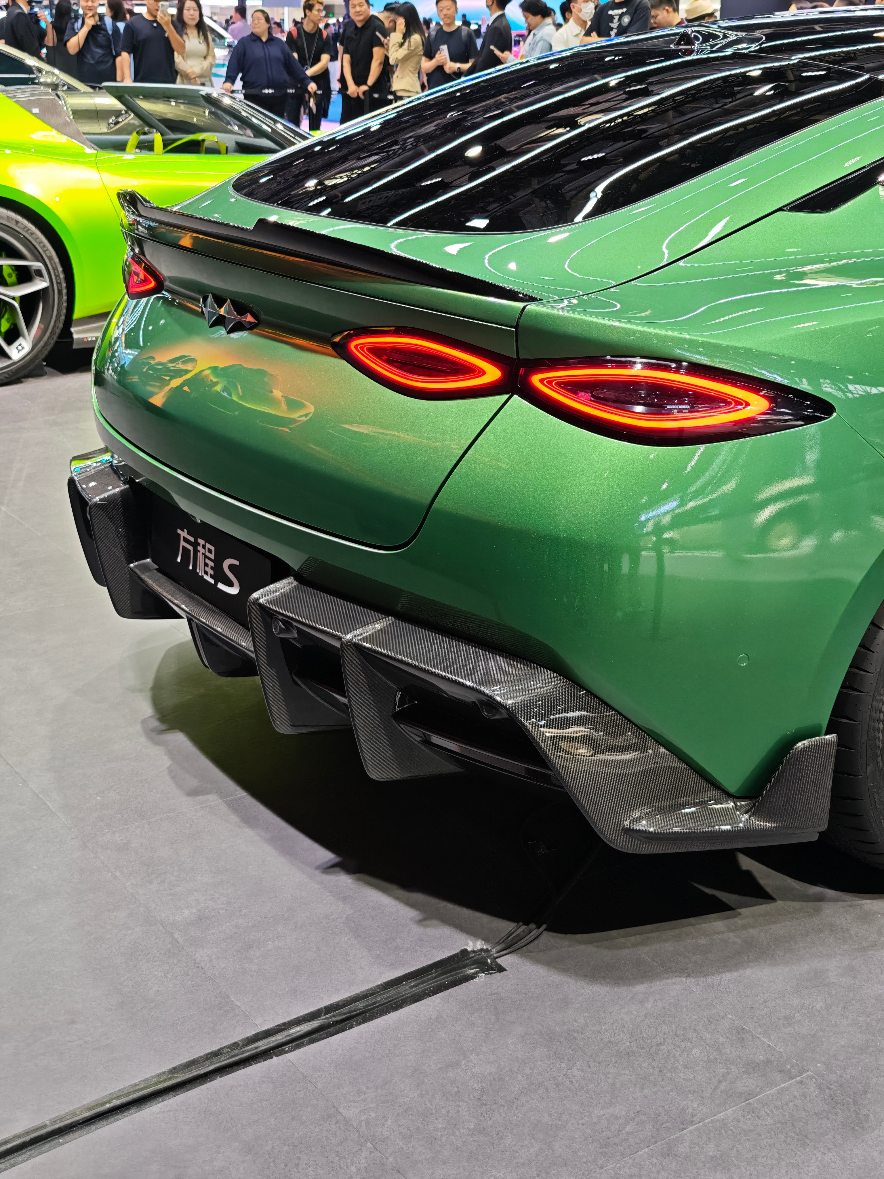 腾势和方程豹是两个不同的品牌，为什么尾灯要用相同的设计语言？这个我觉得不太合理另