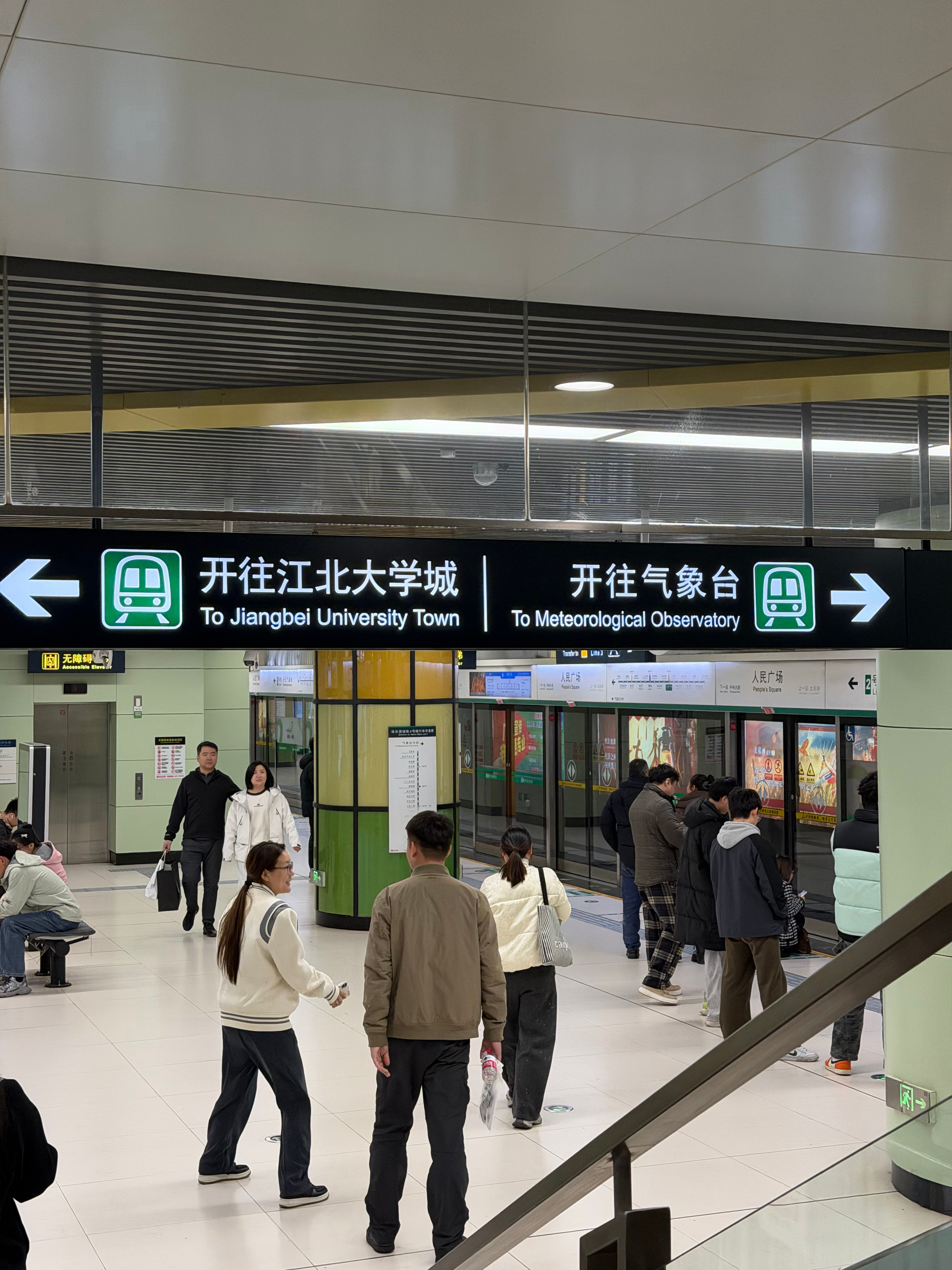 建议中国所有的地铁线都和哈尔滨标识学习！！在到站前就可以清晰的看到扶梯位置信息和