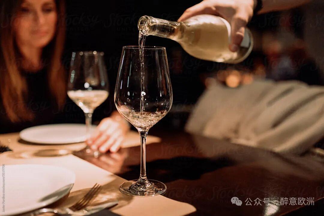 为什么葡萄酒越来越难卖了？曾经餐桌上、聚会里，葡萄酒是格调与体面的象征；如今