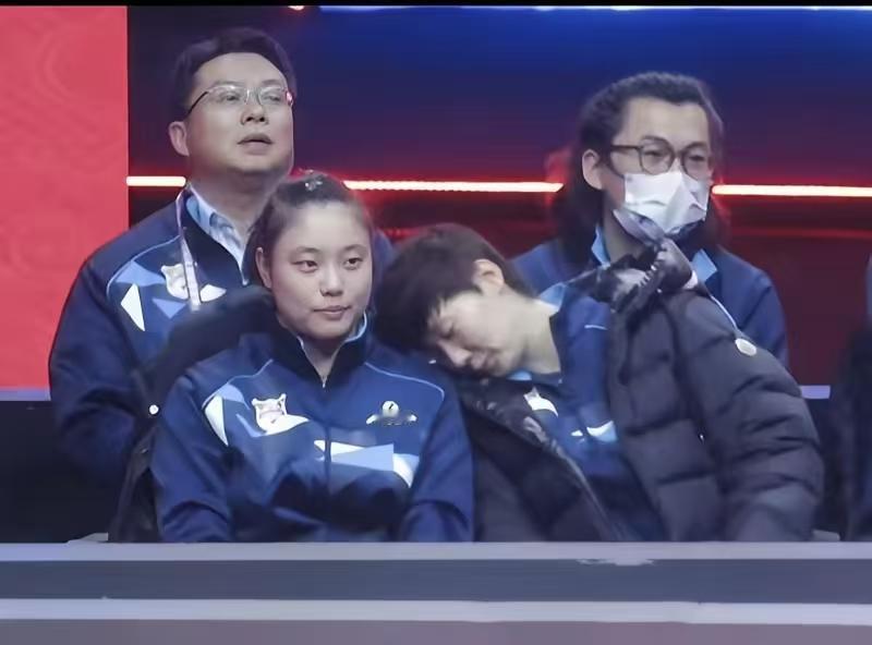 曼昱3：1王艺迪后，下了比赛场，直接坐到徐奕身边，她想和徐奕说说话，解除疲劳，但