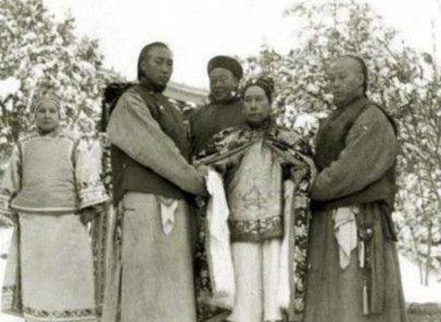 1900年，慈禧狼狈逃窜至山西首富乔家，临行时，慈禧让乔家借她10万两，乔