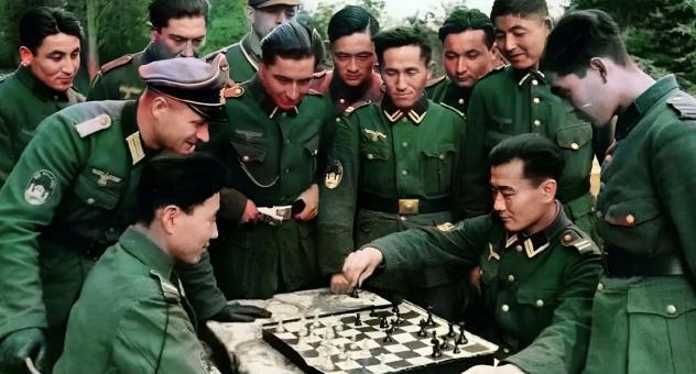 解放战争时，国军与解放军的老照片对比，你就知道国军为啥会失败油头西装，挽着女