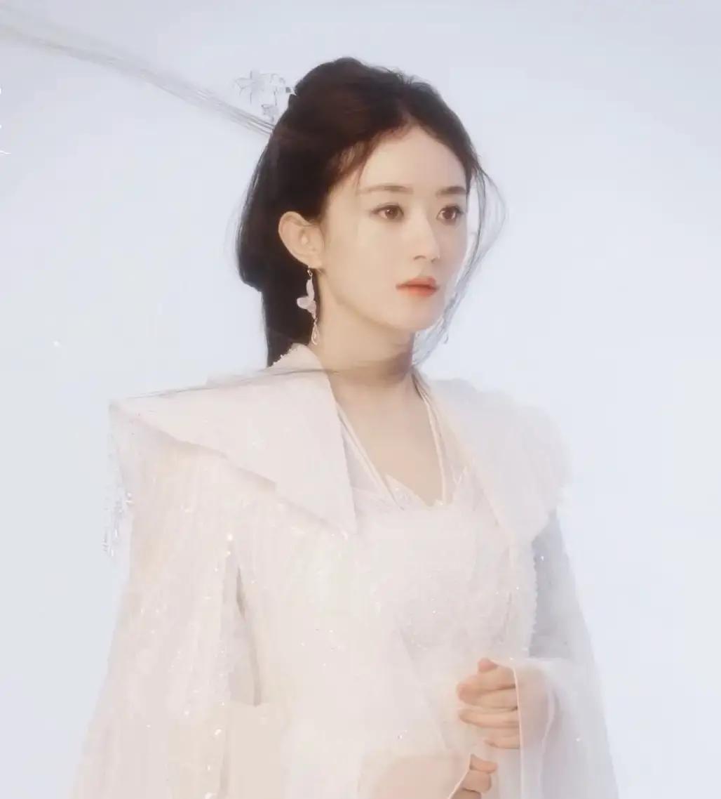 赵丽颖给谭松韵客串，根本不是“姐妹情深”，更不是“资源降级”。看懂这一手的