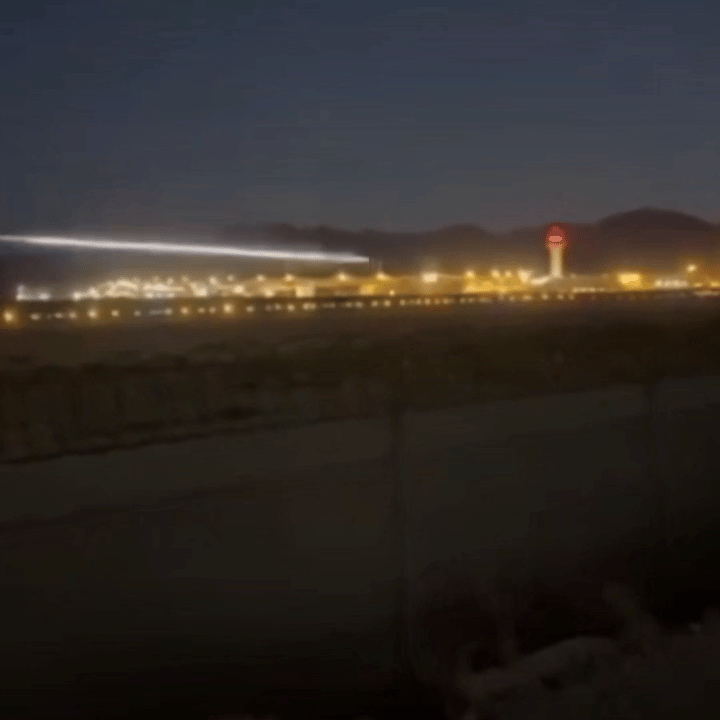 刚看到一段视频，画面里一枚导弹砸向机场，有人说是法塔赫-2高超音速导弹。这玩意最