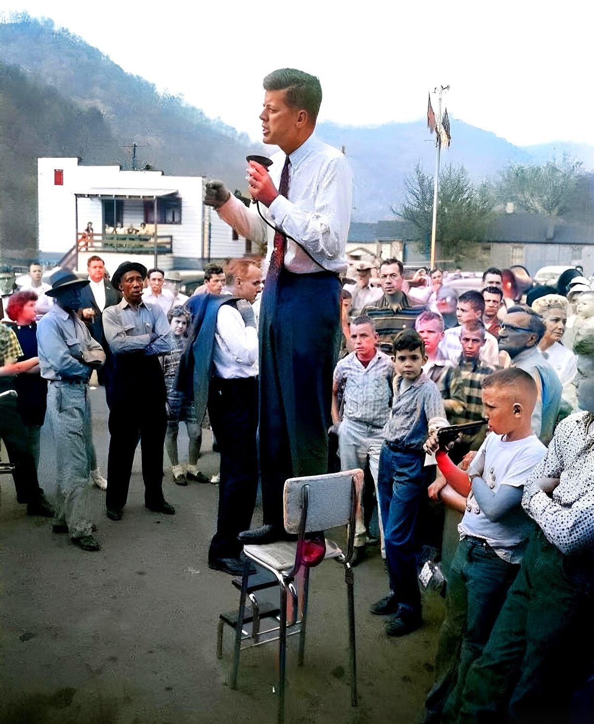 我看到一张老照片，后背瞬间就凉了。肯尼迪，当时还在竞选，对着人群演讲。底下第一