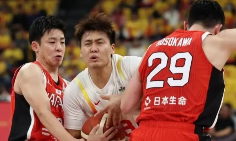 明天18：00中日男篮世界杯预选赛首场对决，大概率就是如图一、图二所示，赵睿深陷