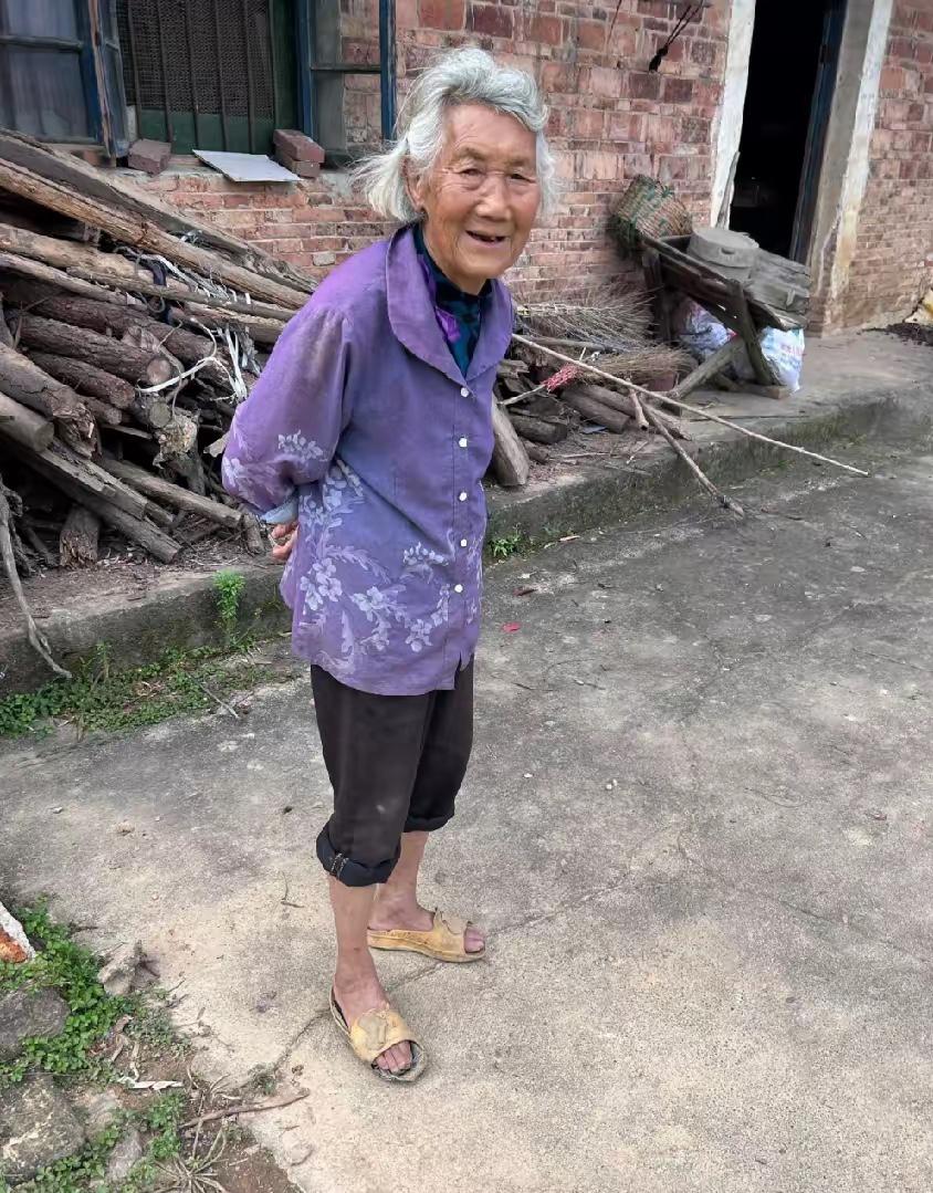 杭州115岁老人离世，四个儿女无人送终，真相让人泪目杭州有一位老奶奶，活到了