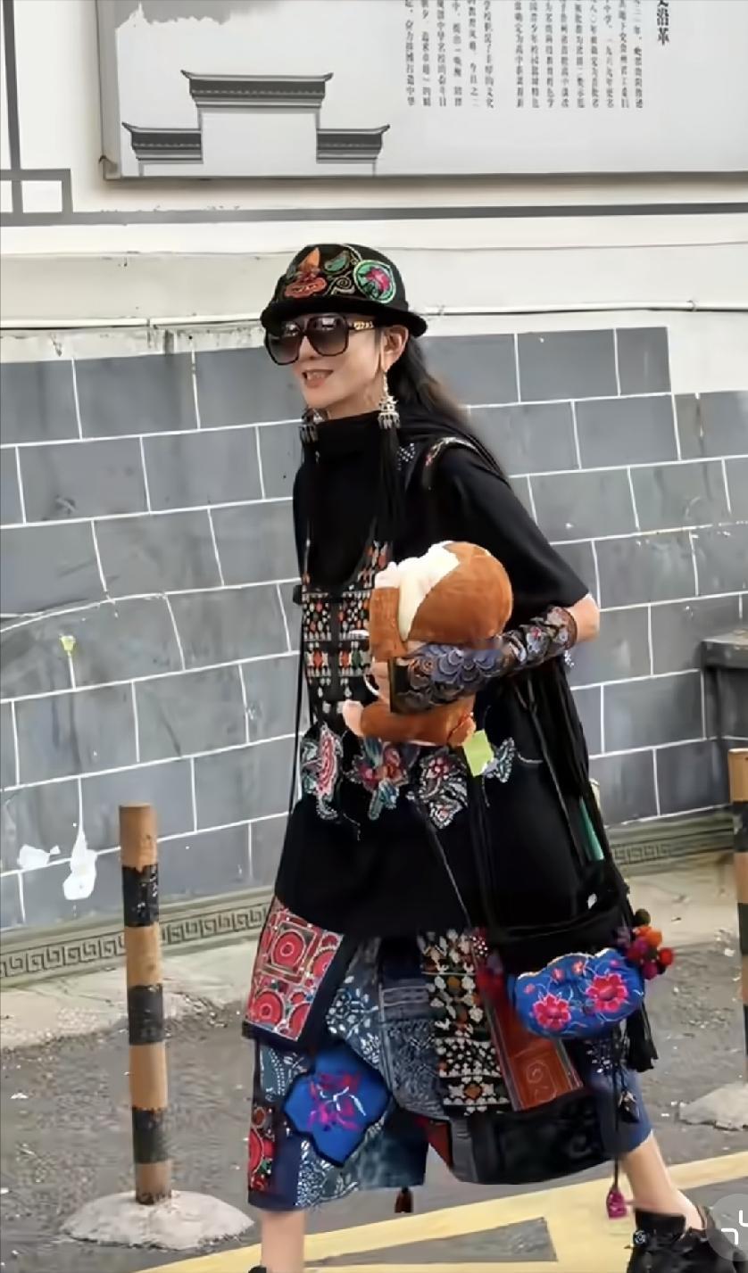 68岁杨丽萍“未婚未育”就是显年轻！最近现身贵州好吃街被偶遇，不仅美貌依然在线，