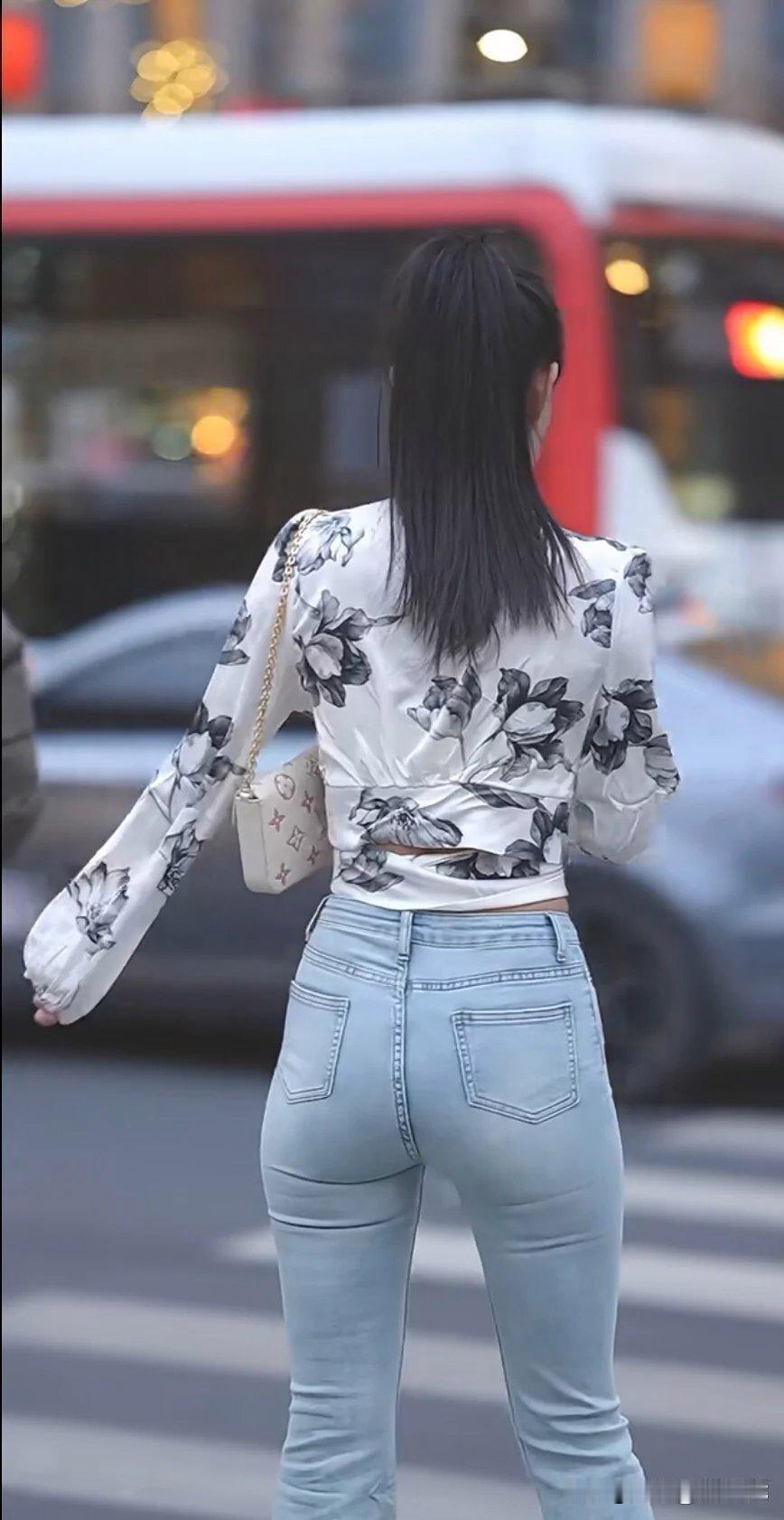 夏天到了，花衬衫必须安排上！花衬衫配牛仔裤，那可是时尚界的经典组合，又百搭又好看