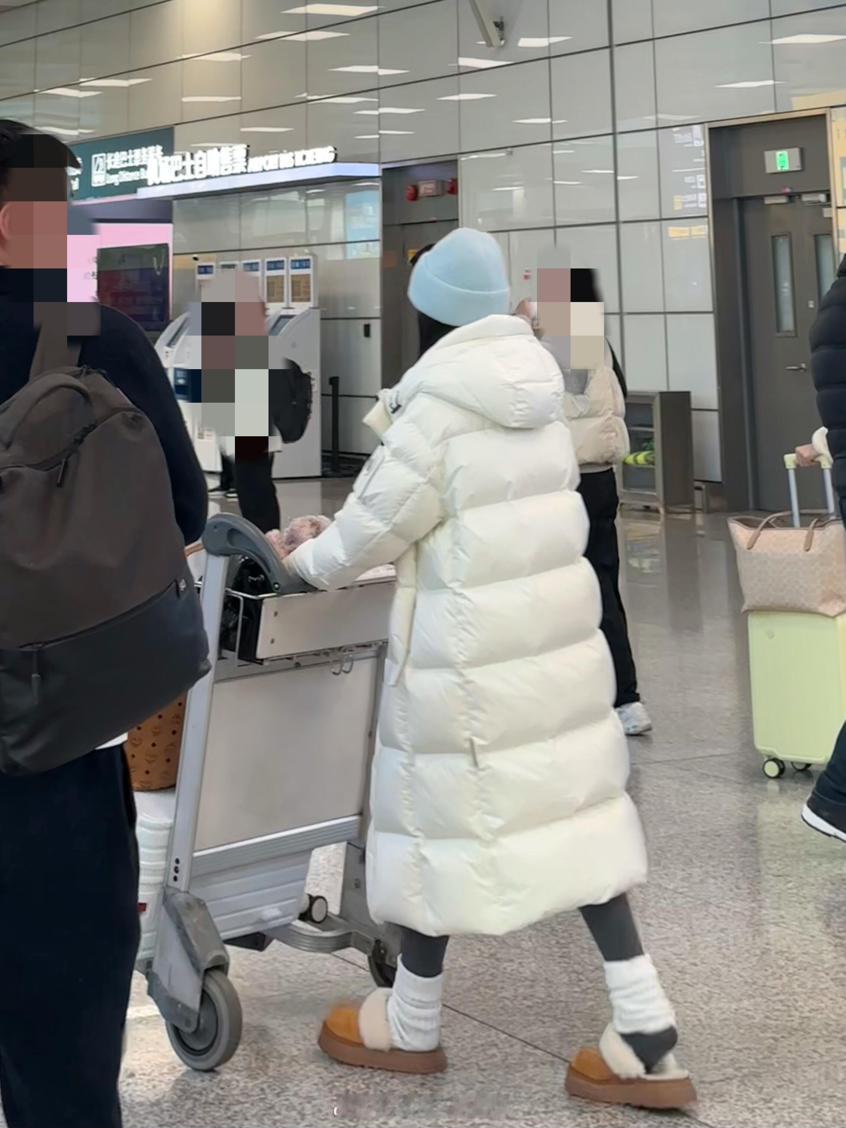 vocal！机场看见的……谁懂，小姐姐身上的这款白色长款羽绒服真的狠狠心动了！！