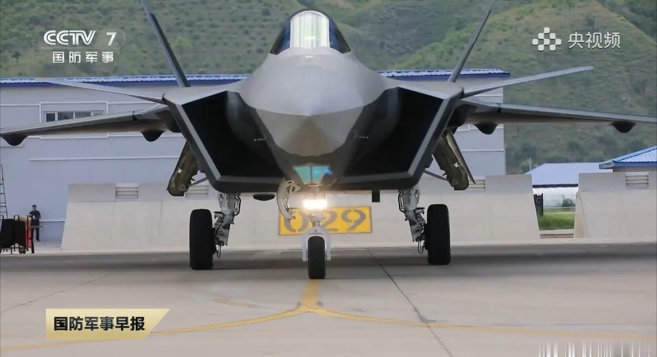 J-20系列正面找不同不完整版。图片搜集自网络，感谢原作者。​​​