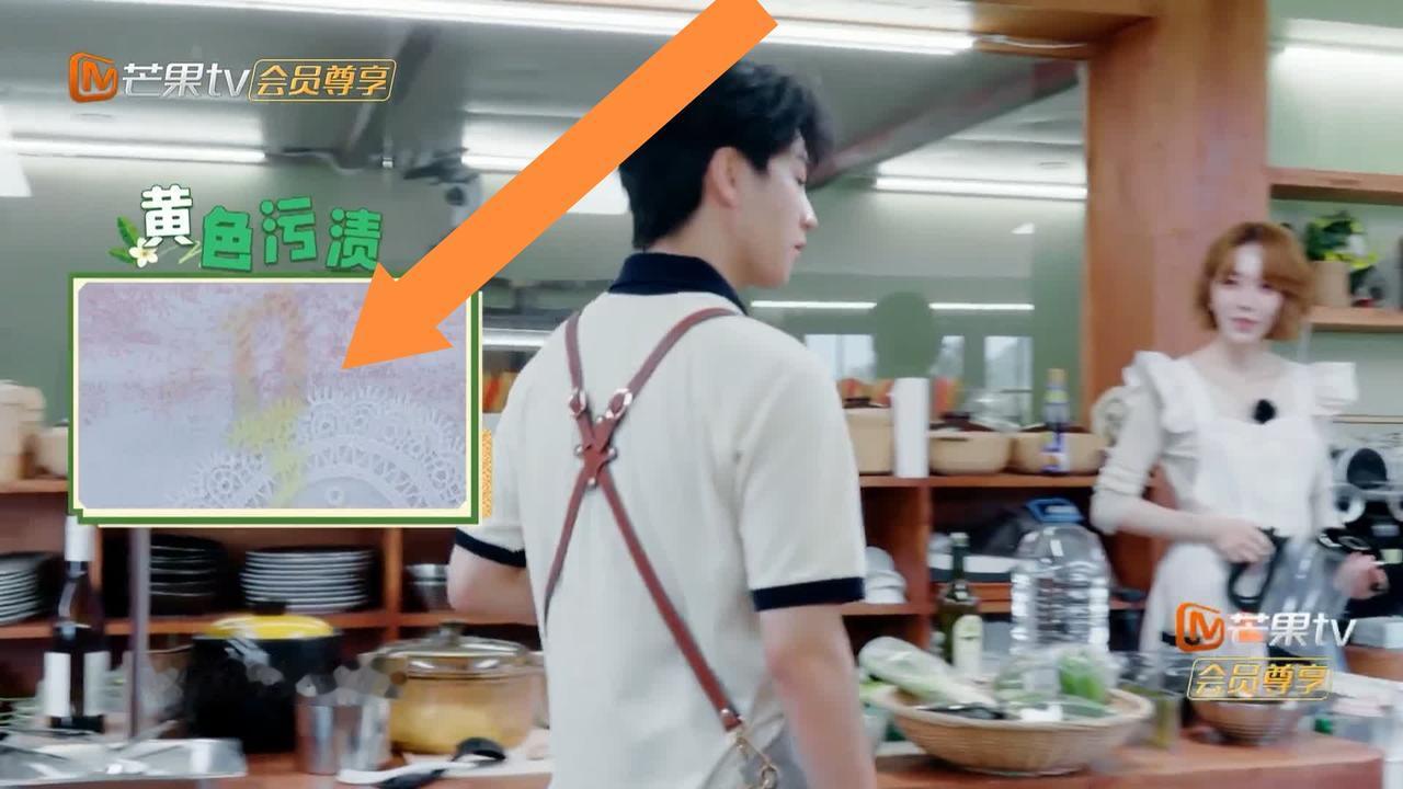 王俊凯趁机忽悠姜妍，姜妍满是自责，闷闷不乐。姜妍一大早穿上美美的白色围裙
