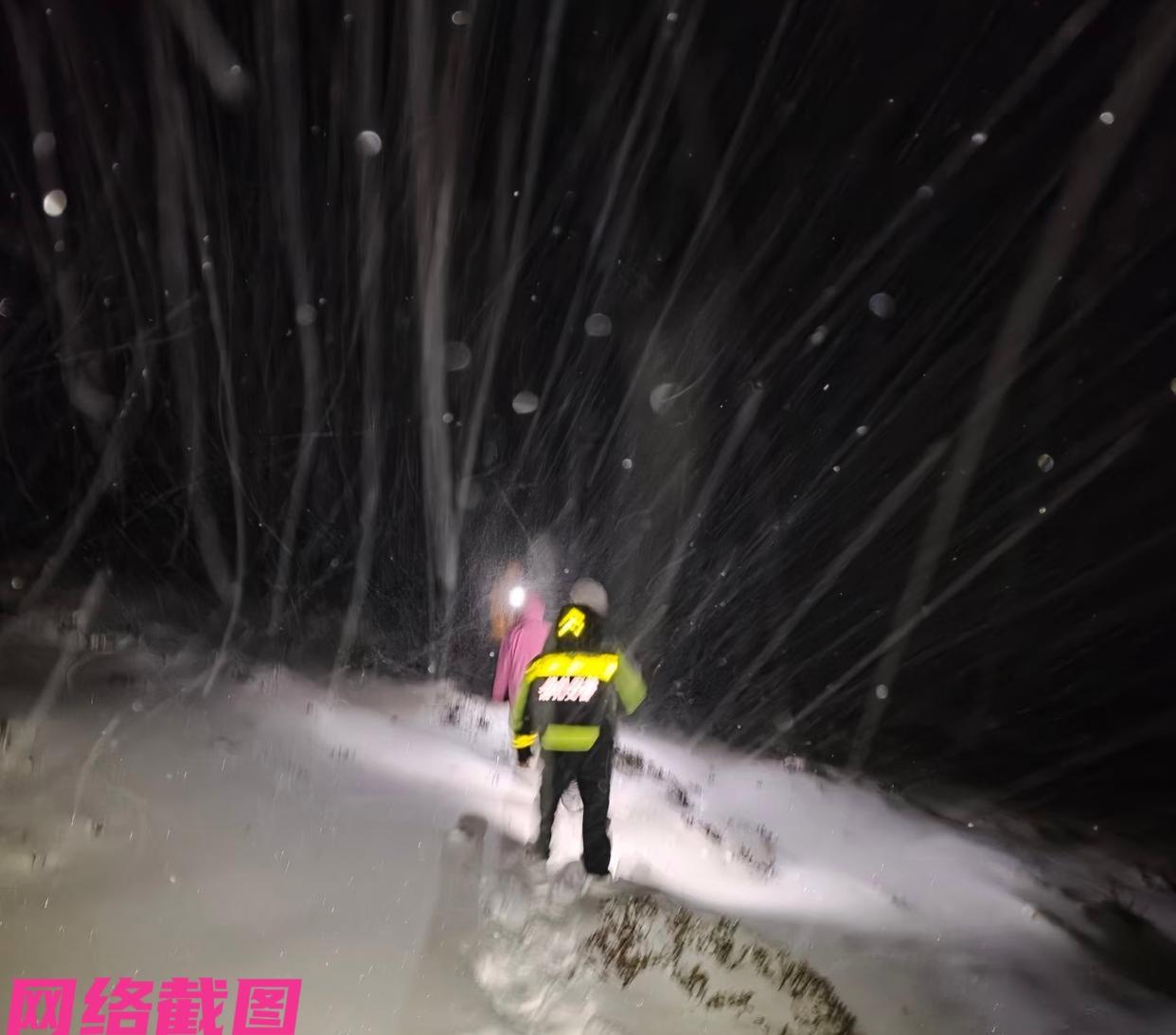 西藏山南市库拉岗日有女子在此处徒步时失联。此刻女子的走丢失联也引发当地人的关